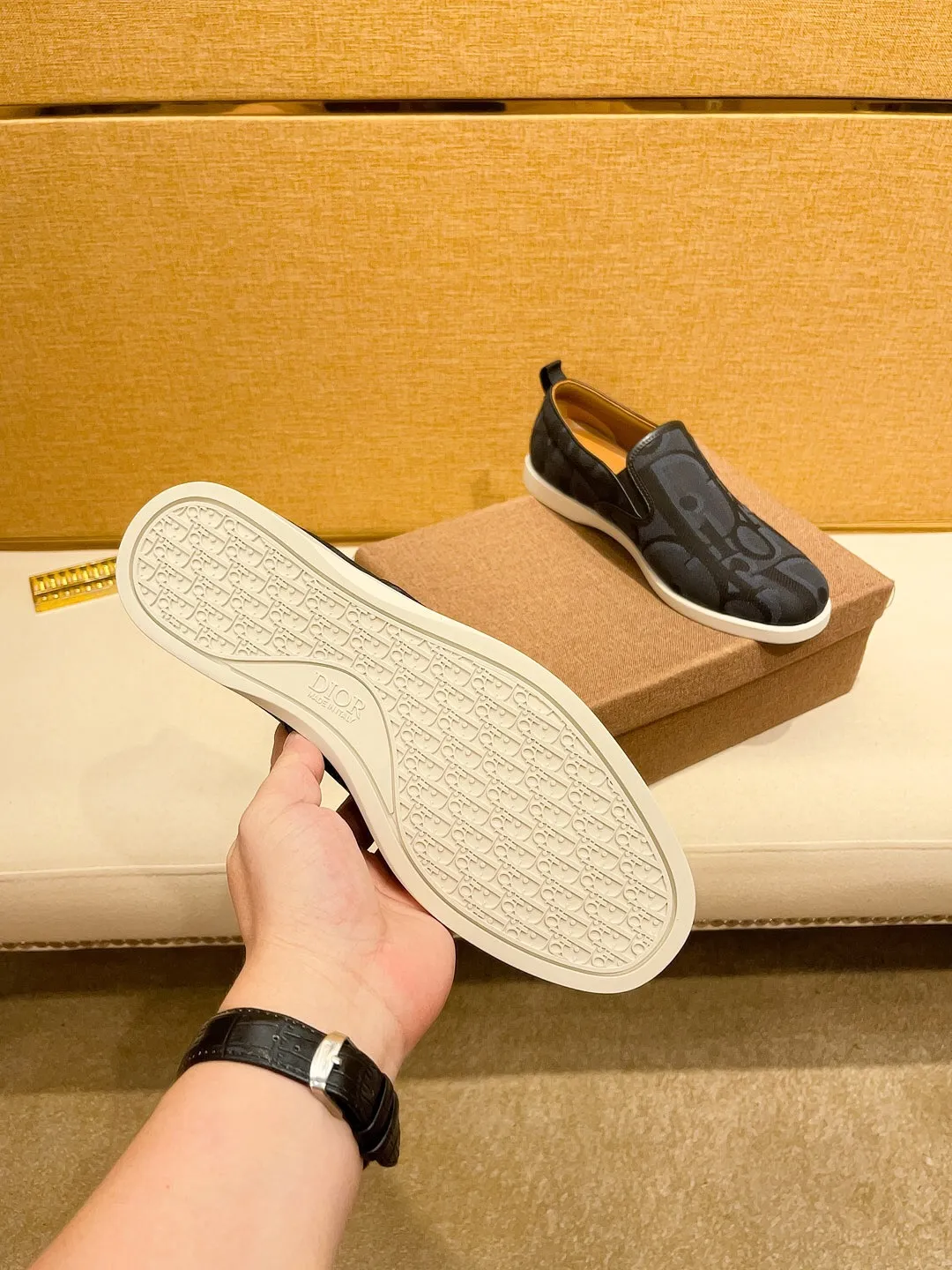 Factory price 380🔥[Dior] The latest 2024 new model is carefully crafted and set off the audience! An international brand that continues to innovate. This men's all-season casual shoe, the original version, has an all-leather upper, breathable and comfortable leather feet ➕Rubber non-slip outsole, breathable and comfortable, quality speaks for itself👄Color: two colors Size: 38-44
